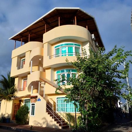 Ariana'S Galapagos Hostal プエルトアヨラ エクステリア 写真