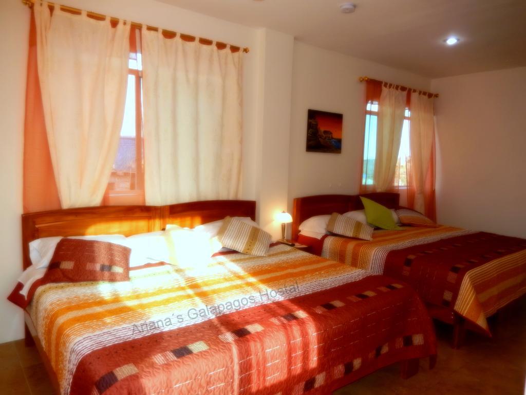 Ariana'S Galapagos Hostal プエルトアヨラ エクステリア 写真
