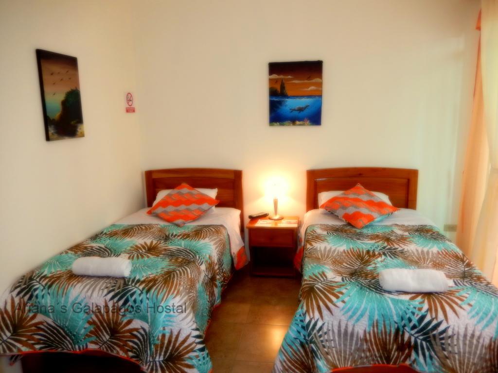 Ariana'S Galapagos Hostal プエルトアヨラ エクステリア 写真