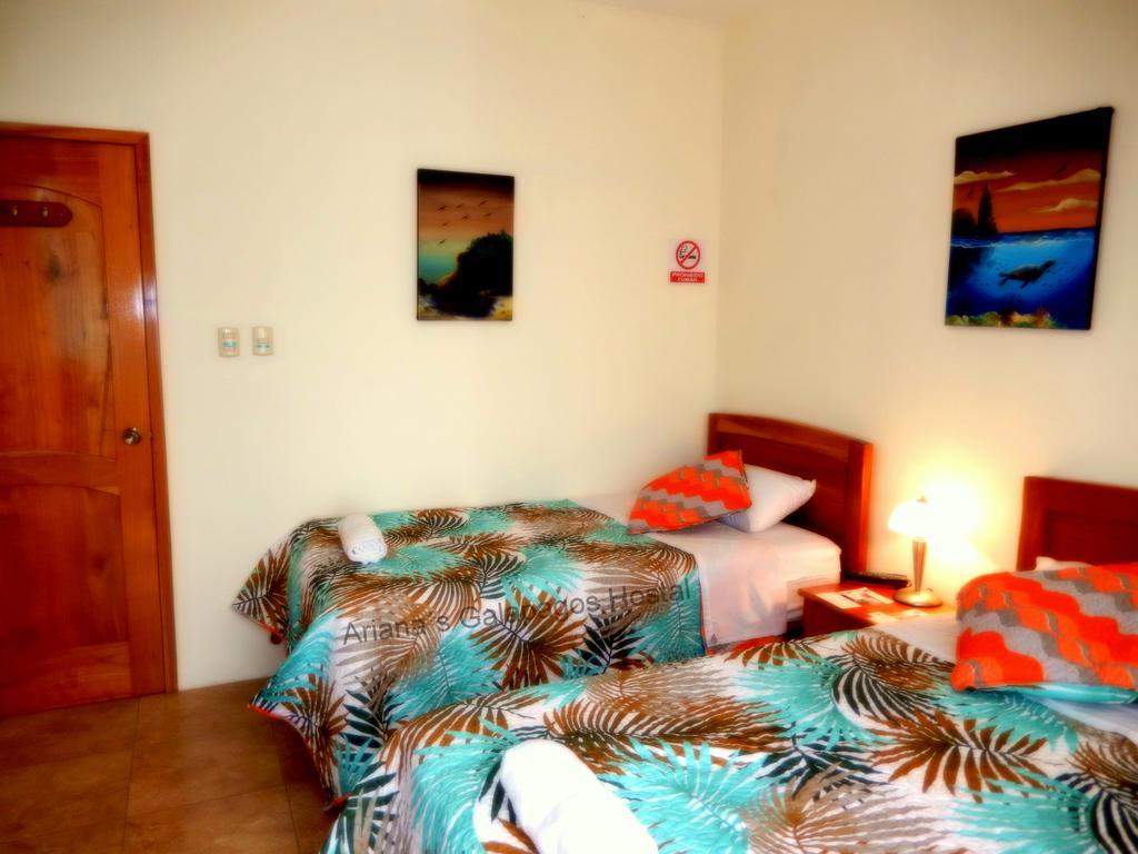 Ariana'S Galapagos Hostal プエルトアヨラ エクステリア 写真