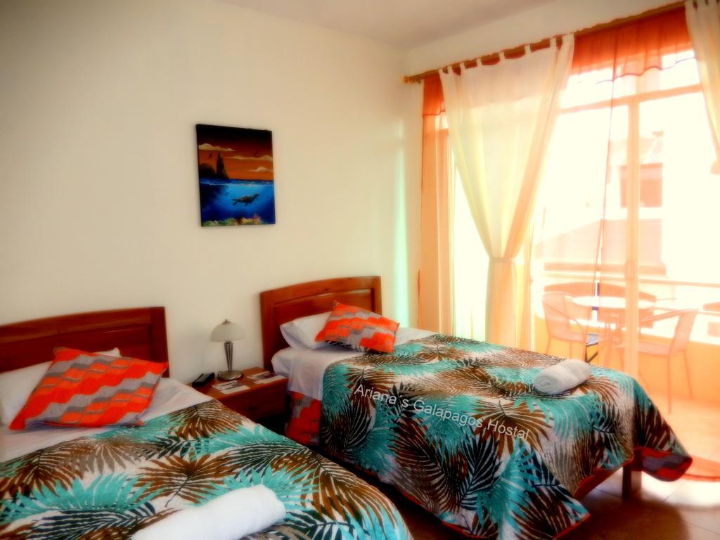 Ariana'S Galapagos Hostal プエルトアヨラ エクステリア 写真