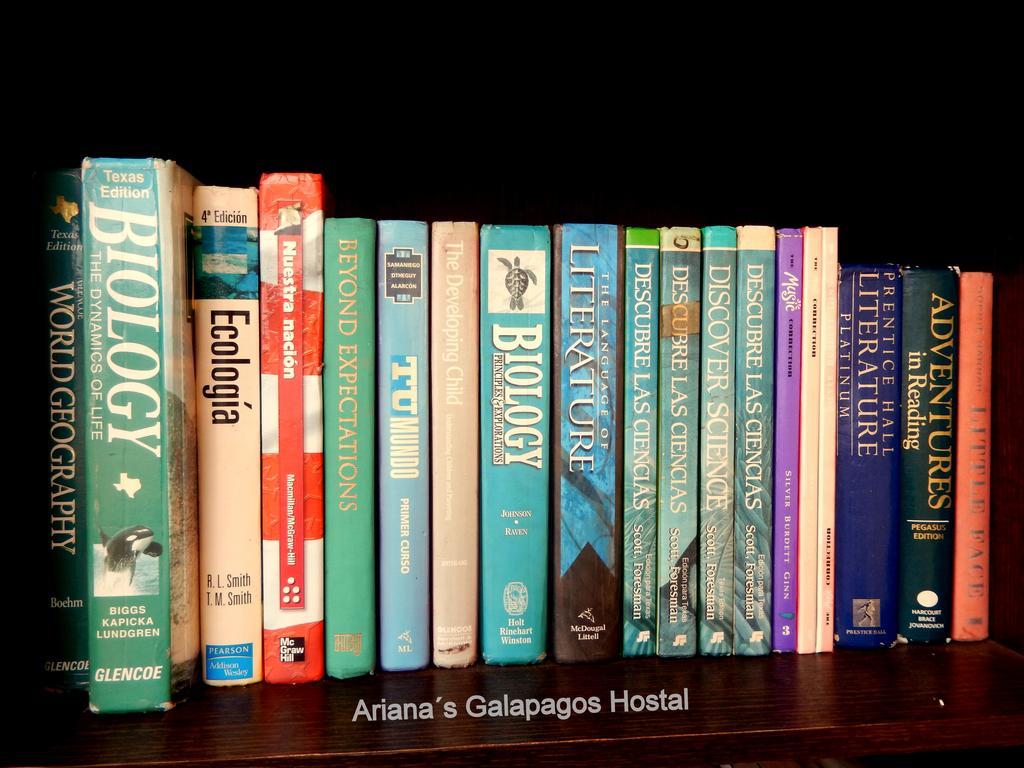 Ariana'S Galapagos Hostal プエルトアヨラ エクステリア 写真