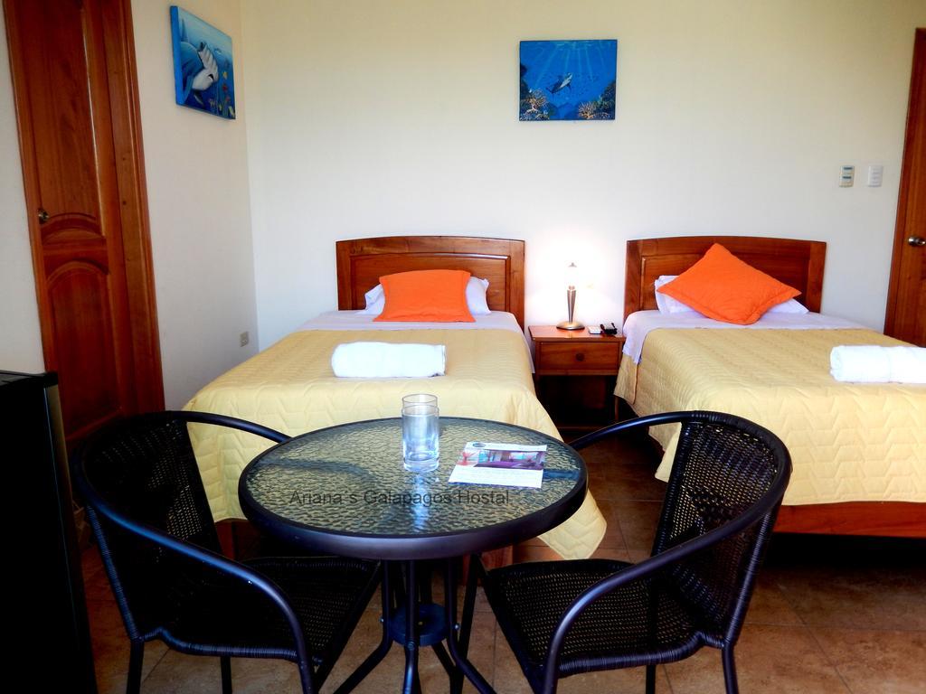 Ariana'S Galapagos Hostal プエルトアヨラ エクステリア 写真